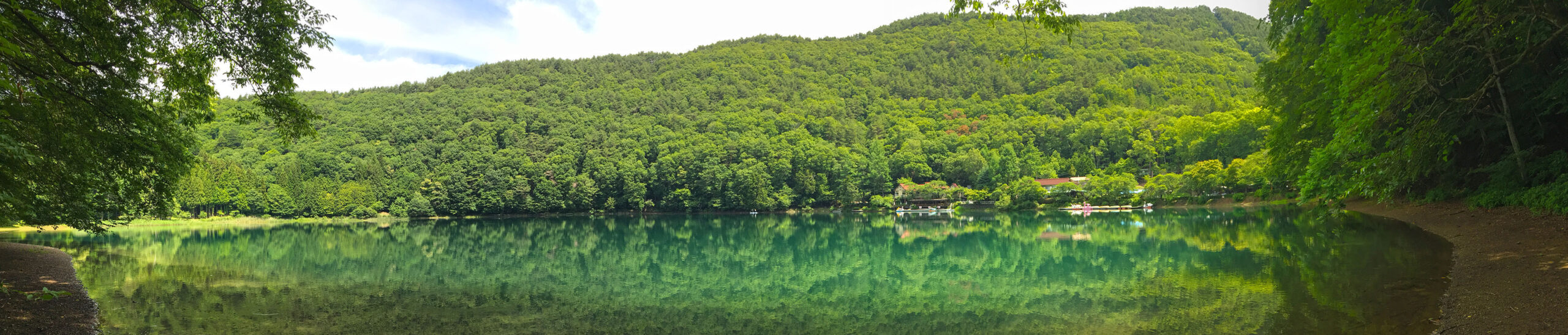 四尾連湖の奥から全体像。宿泊施設が遠くに見える画像