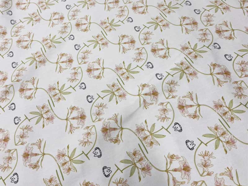 カラーのツツジとしっぺい君、分銅紋パターン布