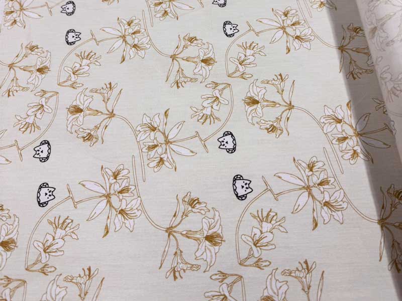 つつじとしっぺい君、ベージュ背景アウトライン、分銅紋パターン布